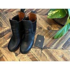 Worn twice. Frye Sabrina Chelsea Black Leather Ankle Booties Size 7.5